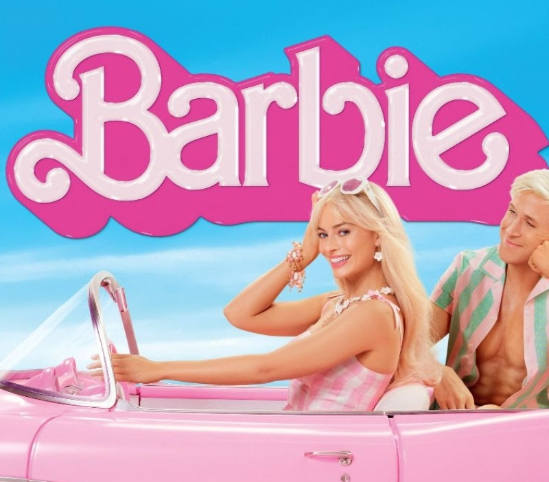 Vende 1 trailer e 1 guarda roupa da barbie com a boneca barbie